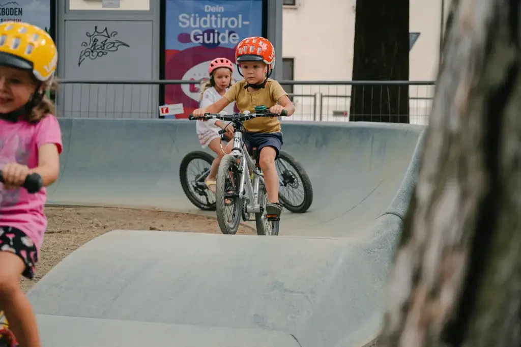 Kids on modular Pumptrack