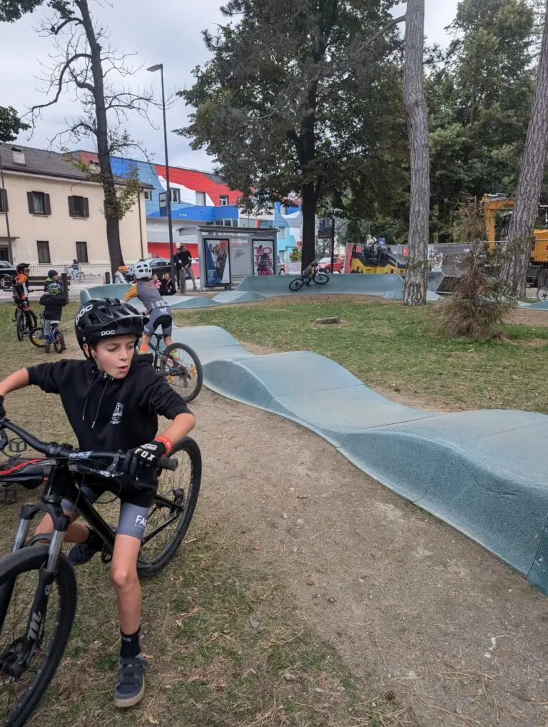 Kids on Modular Pumptrack
