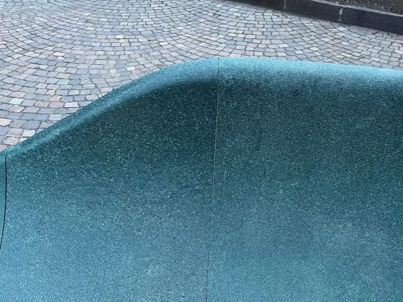 Oberfläche der Fahrbahn